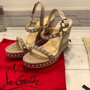 Super cute wedges added to your summer wardrobe! Always kept in dust bag.